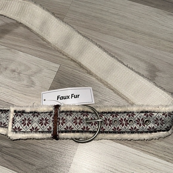 Faux Fur Fuzzy Christmas Pattern Women’s Belt Size 15 NWT - Picture 3 of 4
